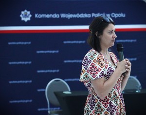Kobieta wypowiada się do mikrofonu.