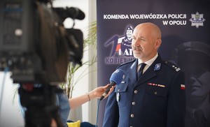 Policjant wypowiada się do kamery.