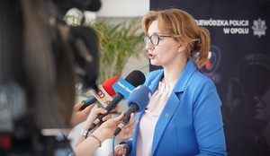 Kobieta wypowiada się do mediów.