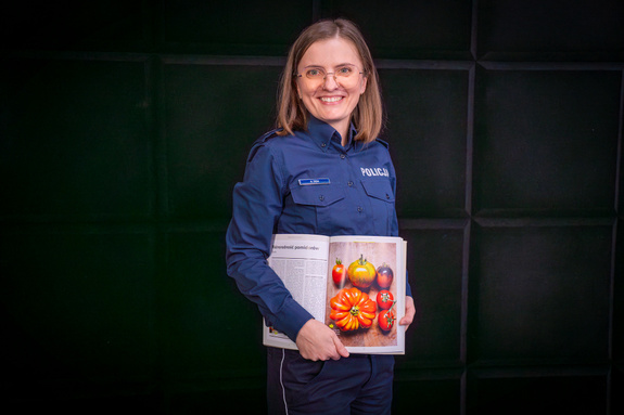 Policjantka z książką.