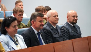 Przedstawiciele instytucji i służb.
