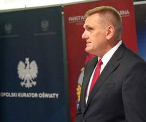Mężczyzna w garniturze.
