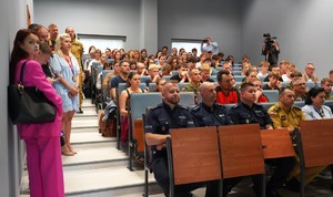 Sala pełna ludzi.