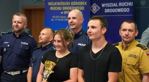 Grupowe zdjęcie z policjantami.