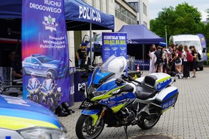 Radiowozy i policyjny sprzęt.