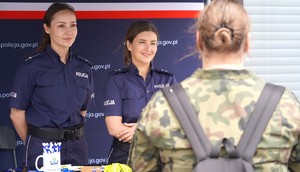 Policjantki rozmawiają z dziewczyną w mundurze.