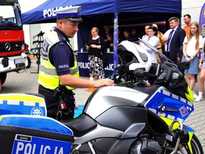 Policjant na motocyklu.