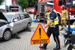 Policjant zabezpiecza miejsce zdarzenia.