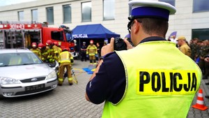Policjant robi zdjęcia.