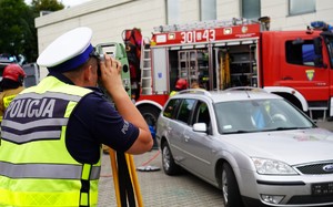 Policjant wykonuje pomiaru.