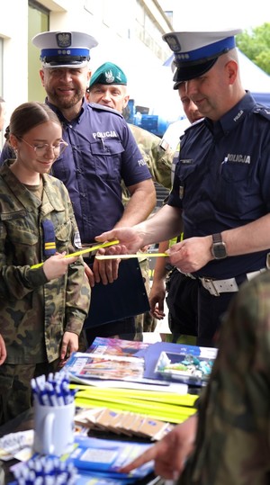 Policjanci rozdają odblaski.