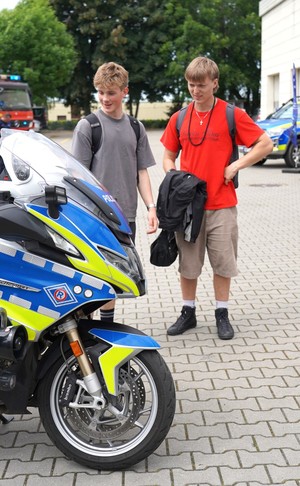 Chłopcy oglądający motocykl.