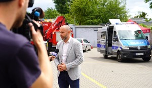 Mężczyzna się nagrywa.