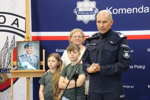 Mężczyzna przemawia do mikrofonu.