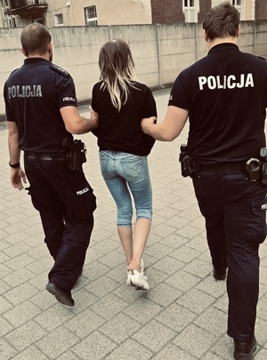 zdjęcie kolorowe: osoba zatrzymana przez opolskich policjantów