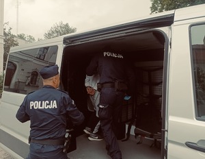 zdjęcie kolorowe: osoba poszukiwana zatrzymana przez opolskich policjantów
