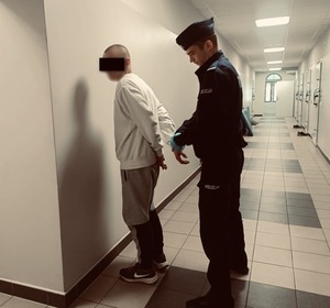 zdjęcie kolorowe: osoba poszukiwana zatrzymana przez opolskich policjantów
