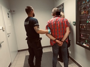 zdjęcie kolorowe: osoba poszukiwana zatrzymana przez opolskich policjantów