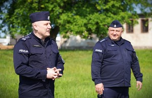 Dwóch policjantów stoi.