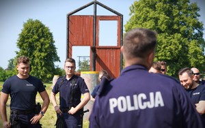 Policjanci, w tle tor przeszkód.