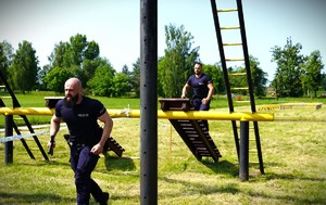 Policjanci na torze przeszkód.