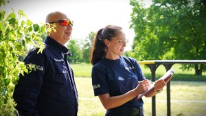 Policjant na torze przeszkód.
