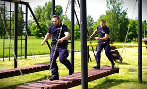 Policjant na torze przeszkód.