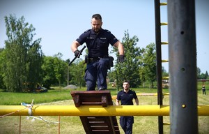 Policjant na torze przeszkód.