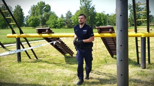 Policjant na torze przeszkód.
