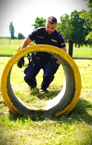 Policjant na torze przeszkód.