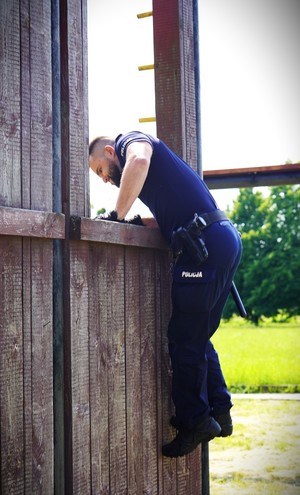 Policjant na torze przeszkód.