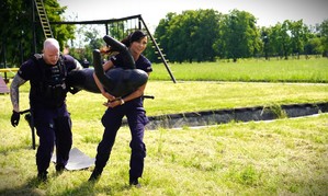 Policjant na torze przeszkód.