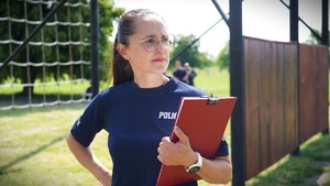 Policjant na torze przeszkód.