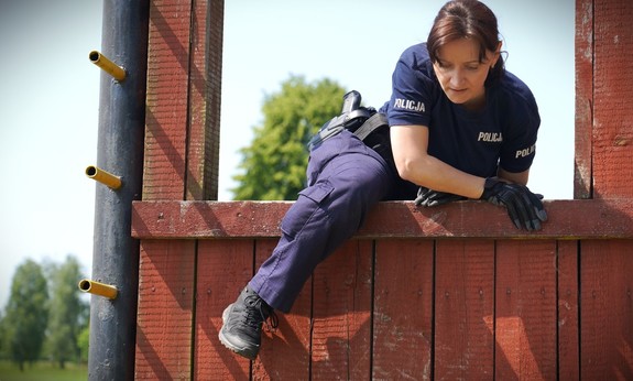 Policjant na torze przeszkód.