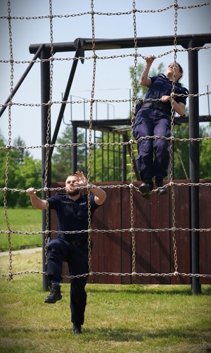 Policjant na torze przeszkód.
