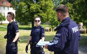 Policjant na torze przeszkód.
