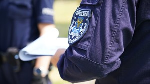 Policjant na torze przeszkód.