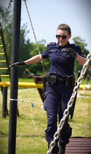 Policjant na torze przeszkód.