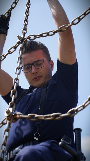 Policjant na torze przeszkód.
