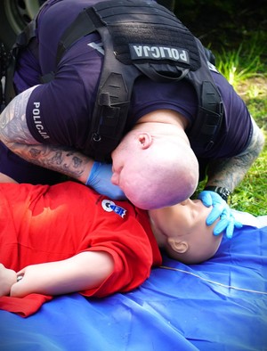 Policjant udziela pierwszej pomocy.