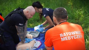 Policjant udziela pierwszej pomocy.