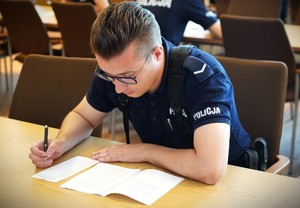Policjant pisze test.