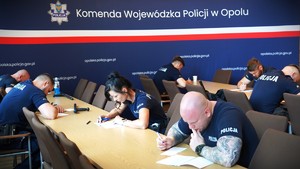 Policjant pisze test.