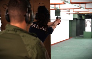 Policjantka strzela.