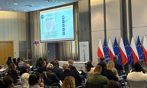 zdjęcie kolorowe: międzynarodowa konferencja pt. „Zaginięcia osób poniżej 18. roku życia w Europie – wyzwania, prewencja i rozwiązania systemowe w kontekście porwań rodzicielskich i ucieczek nastolatków”