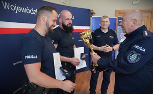 policjanci przyjmują wyróżnienie