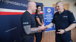 policjanci przyjmują wyróżnienie