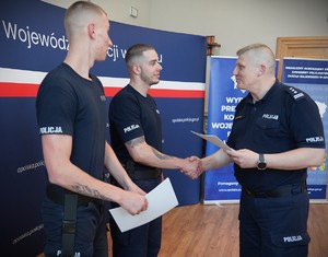 policjanci przyjmują wyróżnienie