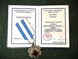policjant podczas gali wręczenia medali Honorowego Krwiodawstwa