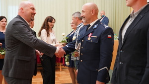 wręczenie medalu policjantowi